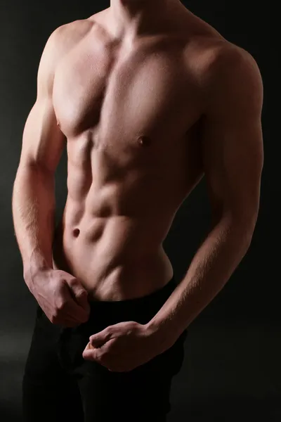 Muskulös man med naken bål — Stockfoto