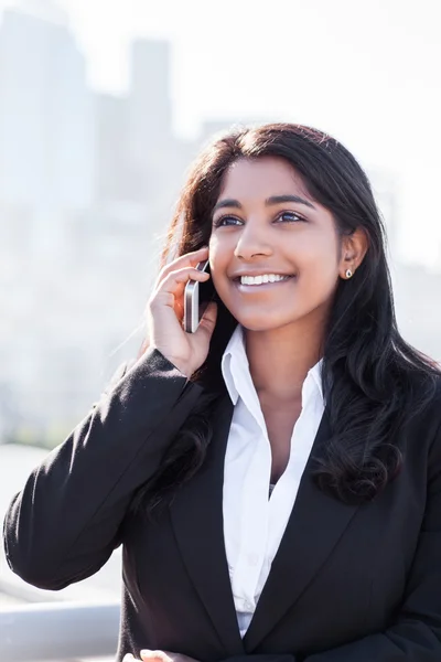 Mulher de negócios indiana ao telefone — Fotografia de Stock