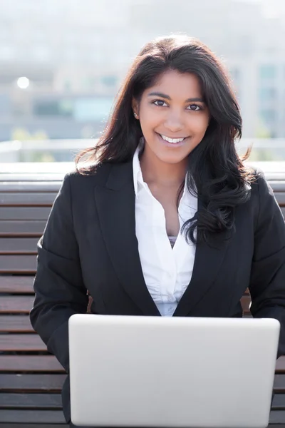 Donna d'affari indiana con laptop — Foto Stock