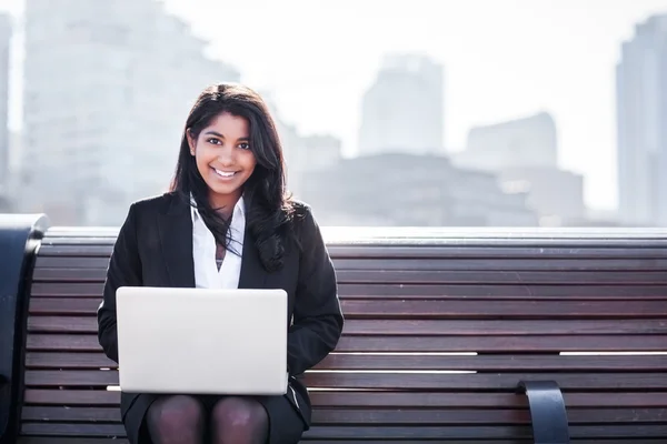 Femme d'affaires indienne avec ordinateur portable — Photo