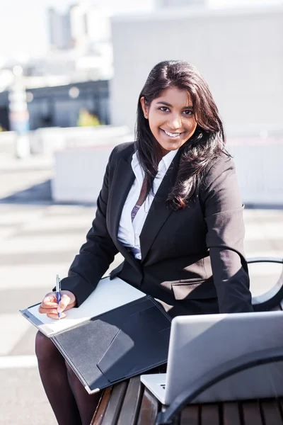 Donna d'affari indiana con laptop — Foto Stock