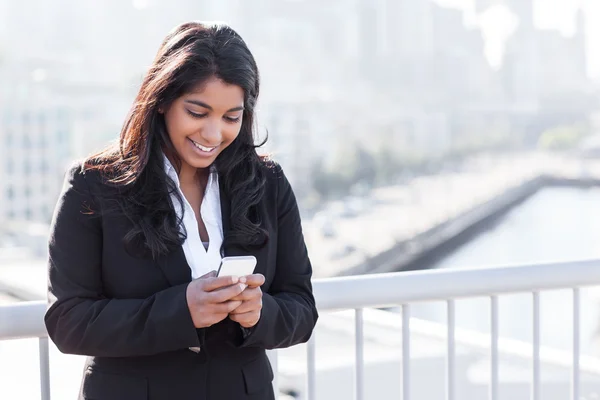 Indiska affärskvinna SMS på telefonen — Stockfoto