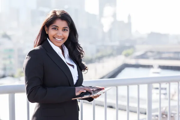 Indisk forretningskvinne med tahlet PC – stockfoto