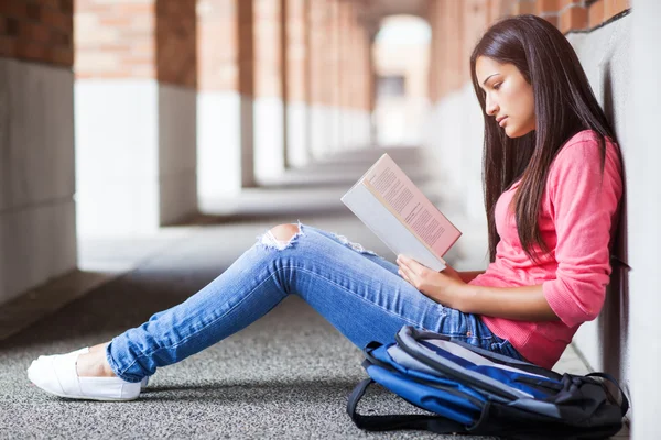 Hispanic college student studeert — Stockfoto