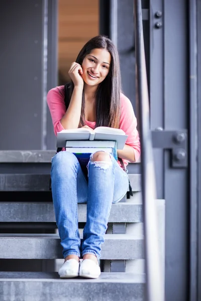 Estudiante universitario hispano estudiando — Foto de Stock