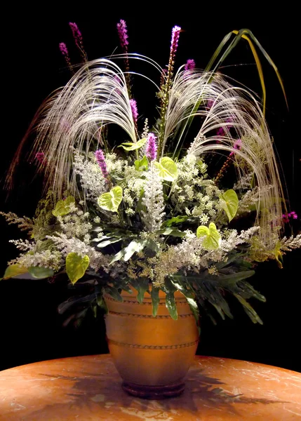 Flower arrangement in vase — Stock Photo, Image