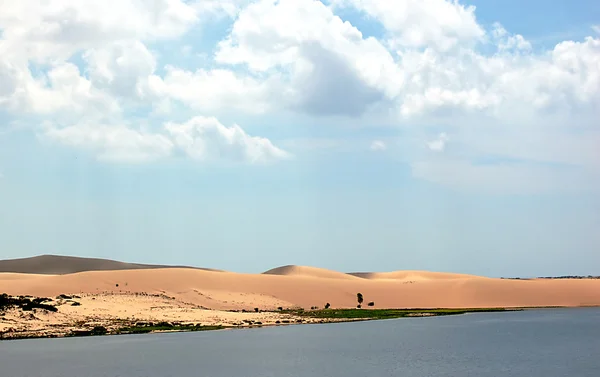 Un hermoso paisaje de dunas de arena, lagos y nubes — Foto de Stock