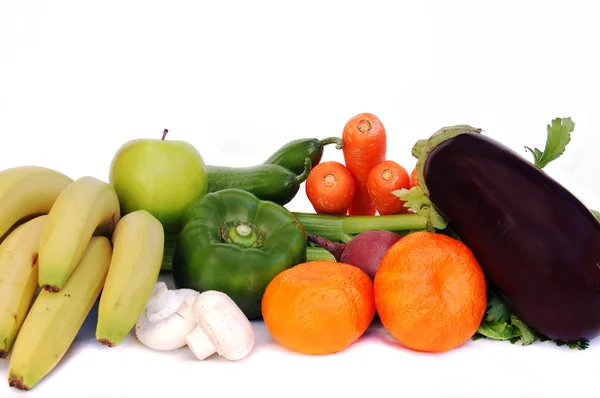 Verschiedenes Gemüse und Obst isoliert auf weiß — Stockfoto