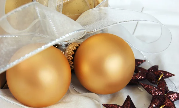 Presente de Natal decorado com bugigangas e estrelas — Fotografia de Stock