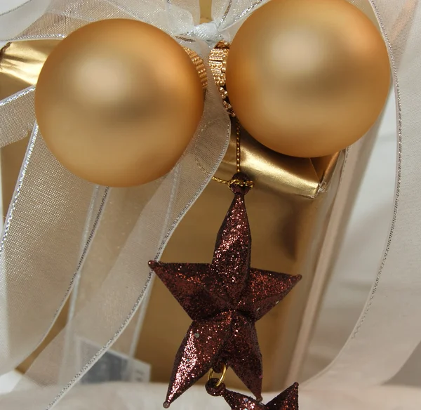 Kerstcadeau versierd met kerstballen en sterren — Stockfoto