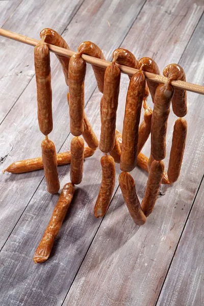 Salsicce Vecchio Tavolo Legno — Foto Stock