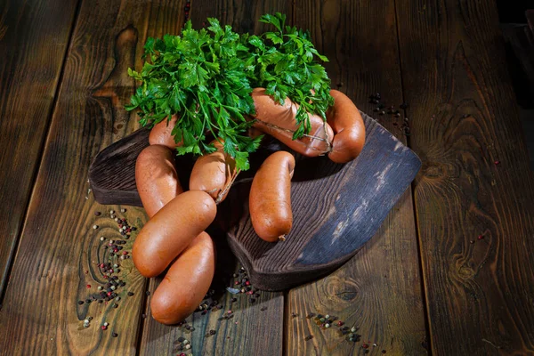 Salsiccia Verdure Una Vecchia Scrivania Legno — Foto Stock