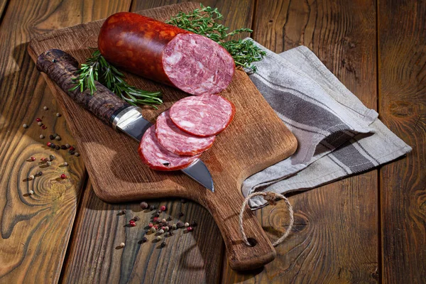 Salsiccia Con Fette Coltello Una Vecchia Scrivania Legno Foto Stock