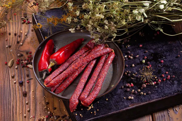 Korv Och Kryddor Ett Gammalt Träbord Stockfoto