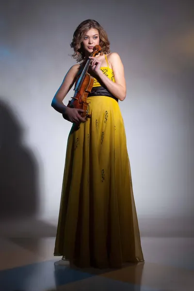 Giovane Donna Attraente Con Violino Uno Sfondo Studio — Foto Stock