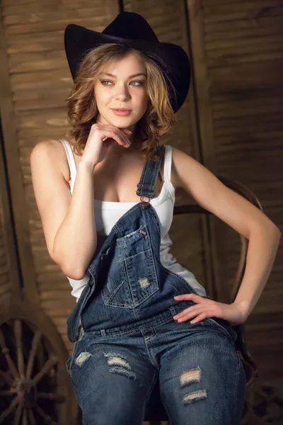 Junge Attraktive Frau Westlichen Stil Gekleidet — Stockfoto