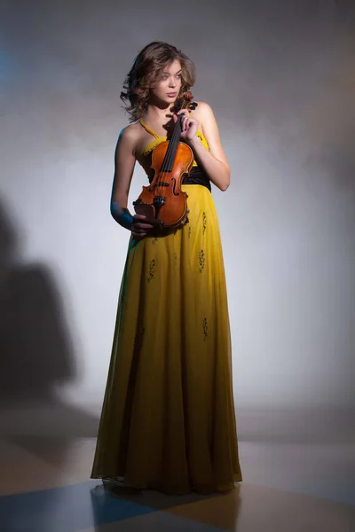 Giovane Donna Attraente Con Violino Uno Sfondo Studio Immagine Stock