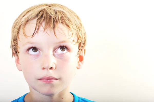 Portret van een jonge jongen — Stockfoto