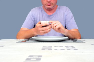 yalnız yemek