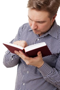 Genç adam kitap okuyor.
