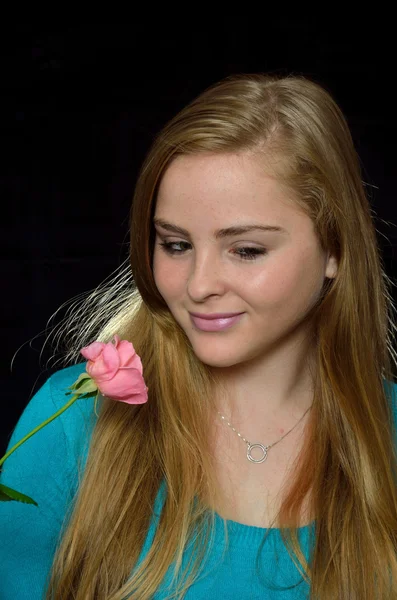 Ragazza con una rosa — Foto Stock