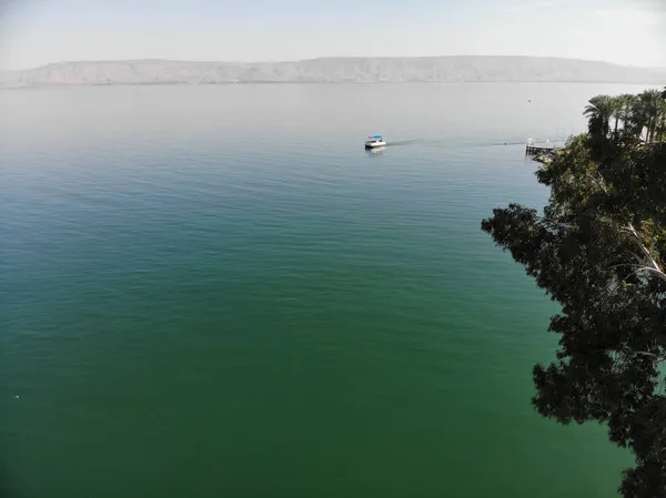 Łódź Wycieczkowa Turystami Jeziorze Kinneret Zachodniego Wybrzeża Miasta Tyberiady Izraelu — Zdjęcie stockowe