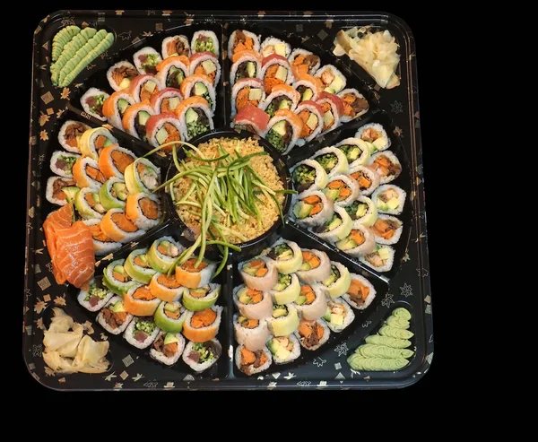 Tányér Különböző Típusú Sushi Fekete Alapon Egy Hagyományos Japán Étel — Stock Fotó