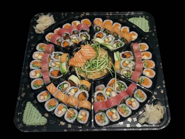 Tányér Különböző Típusú Sushi Fekete Alapon Egy Hagyományos Japán Étel — Stock Fotó