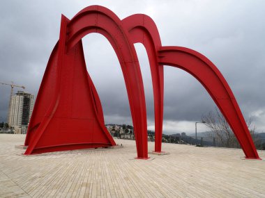 Kudüs 'teki Herzl Dağı' nda tramvay durağının yanındaki kırmızı çelik anıt.
