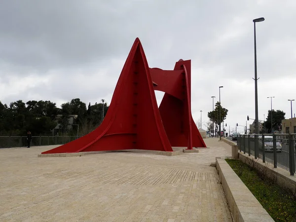 Monumento Acciaio Rosso Accanto Alla Fermata Del Tram Sul Monte — Foto Stock