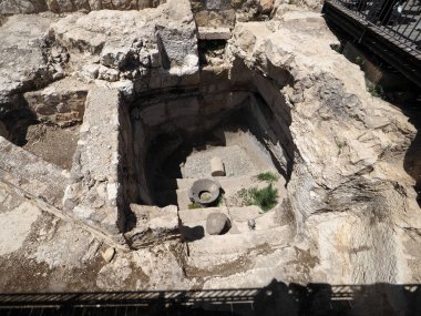 Tapınağın açık hava arkeoloji müzesine yükselişinden önce eski Kudüs kentinin Çöp Kapısı yakınlarındaki Tapınak Tepesi 'nde yapılan törensel havuz mikvası.