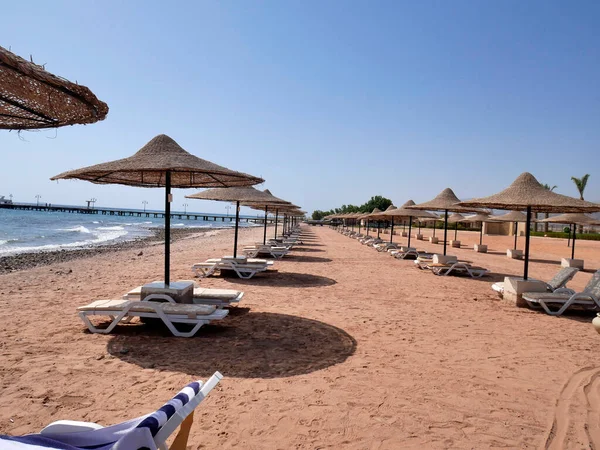 Sinai Taba Strand Met Zonneschermen Voor Schaduw Ligstoelen Aan Rode — Stockfoto