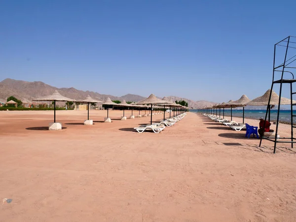 Sinai Taba Strand Med Markiser För Skugga Och Solstolar Röda — Stockfoto