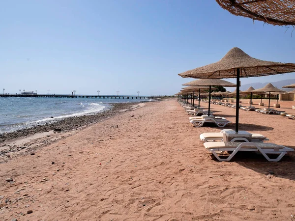 Sinai Taba Strand Met Zonneschermen Voor Schaduw Ligstoelen Aan Rode — Stockfoto