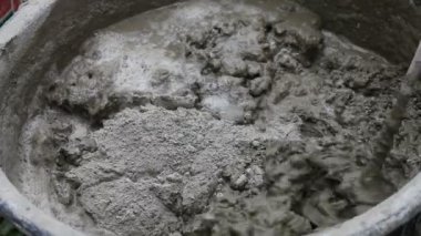 adam çimento hazırlanıyor