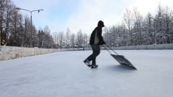 L'uomo pulisce la pista — Video Stock