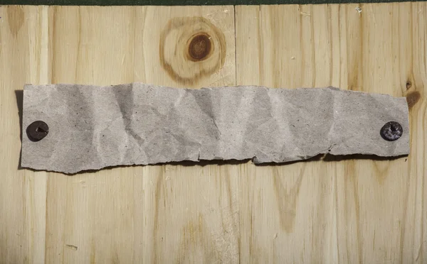 Γκρι χαρτί που συνδέονται από σκουριασμένο push καρφίτσες — Φωτογραφία Αρχείου