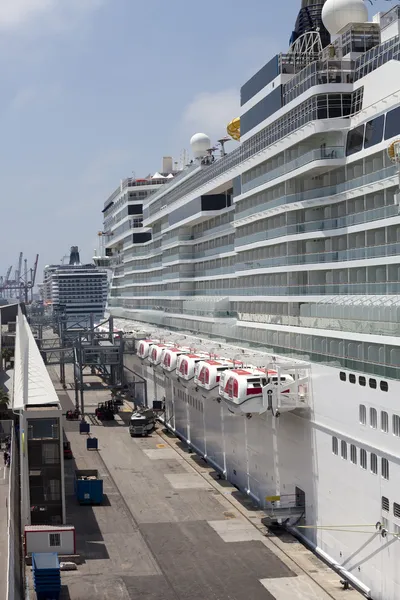 Buques anclados en el puerto de cruceros — Foto de Stock