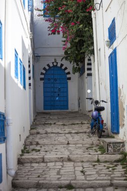 Motosiklet ile dar sokak