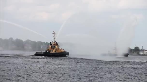 Su akışları döküm fireboats — Stok video