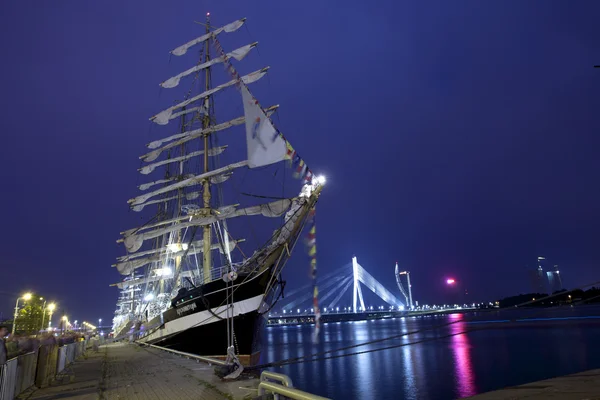 Riga boylu soylu Yelkenliler yarışları gemilerle aydınlatılmış — Stok fotoğraf