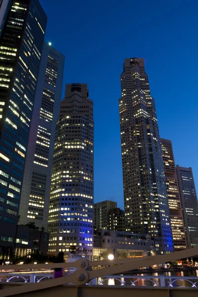 Singapur şehir gökdelenler akşam — Stok fotoğraf