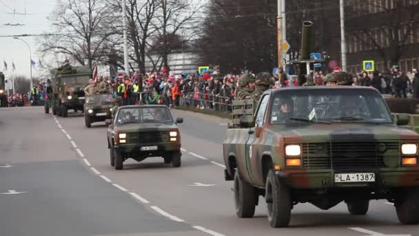 Camiones de las Fuerzas Armadas en calles de la ciudad — Vídeo de stock