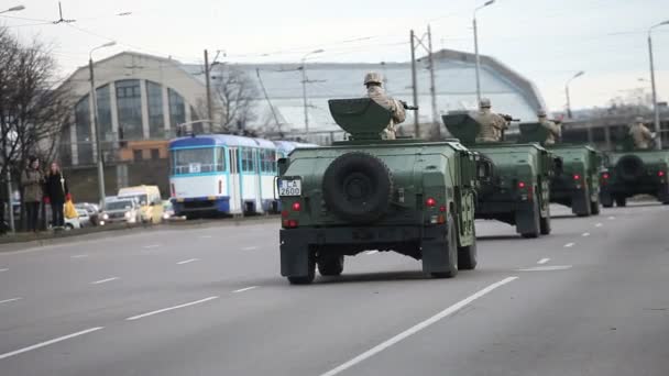 Грузовые автомобили Вооруженных сил на улицах города — стоковое видео