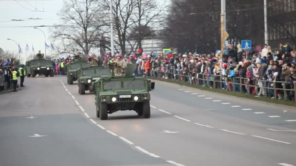 Грузовые автомобили Вооруженных сил на улицах города — стоковое видео