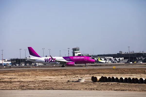 Airbus di Wizz air dopo l'atterraggio all'aeroporto di riga. — Foto Stock