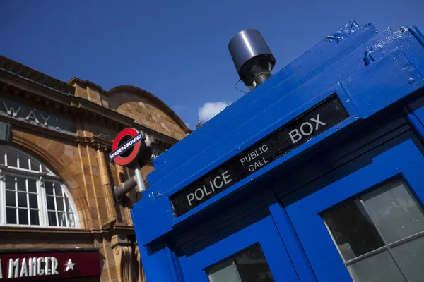 Llamada pública británica tradicional cabina de policía — Foto de Stock