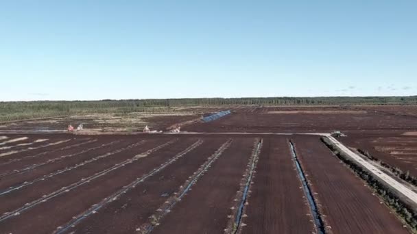 Widok z powietrza pola zbiorów torfu — Wideo stockowe