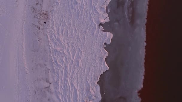 Vista Aérea Sobre Mar Parcialmente Congelado Delta Del Río Pequeño — Vídeos de Stock
