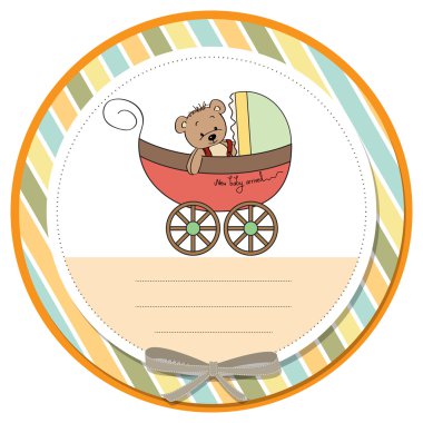 Bebek arabasındaki komik oyuncak ayı, bebek duyuru kartı.